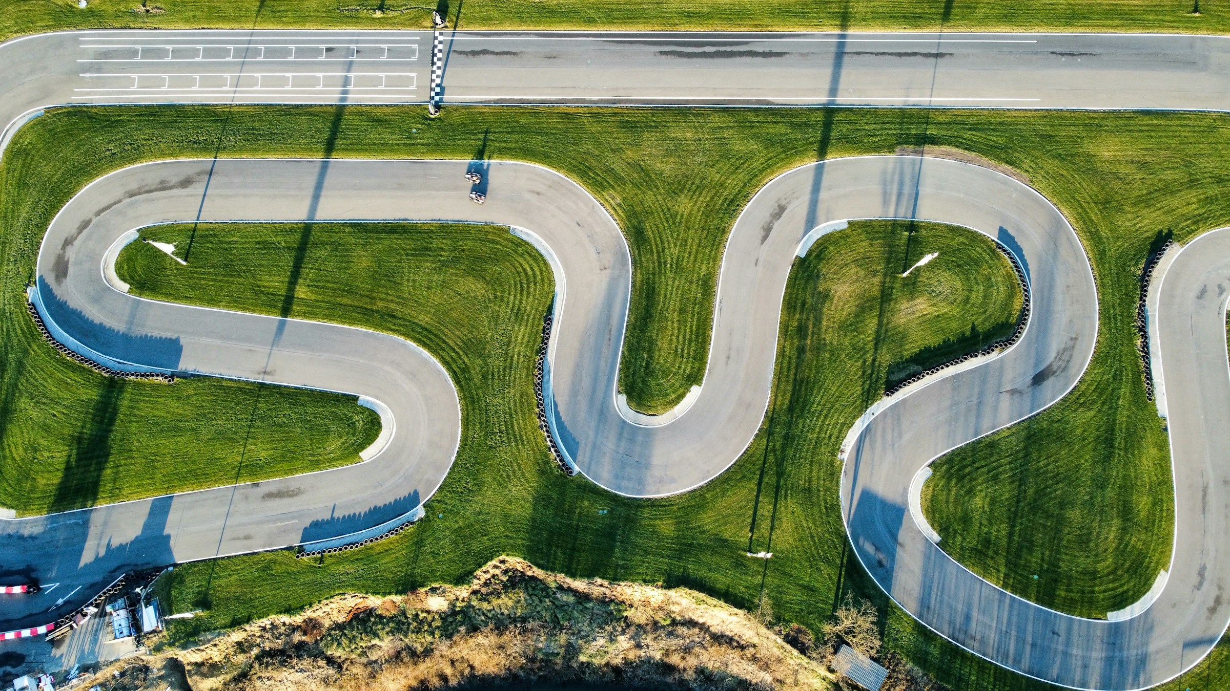 Kart acelerando en la recta indoor de Kartify